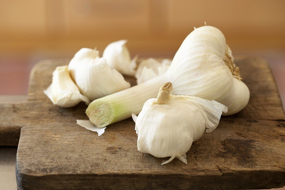 Garlic on chopping board