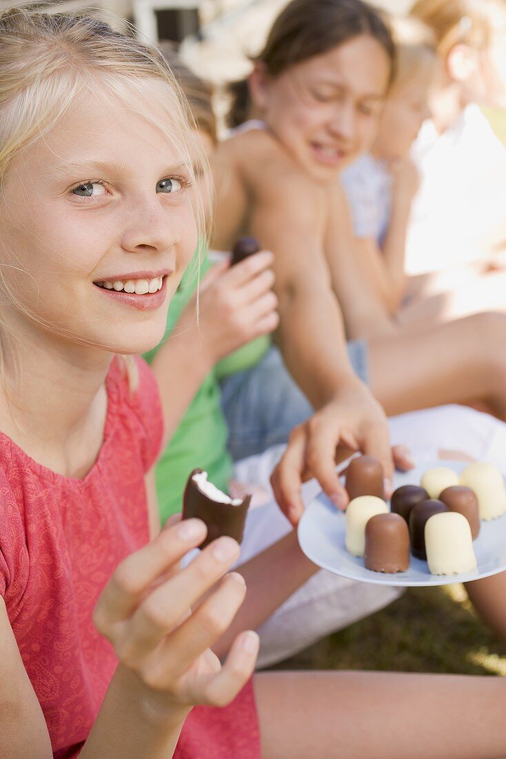 Mädchen essen Schaumküsse im Freien