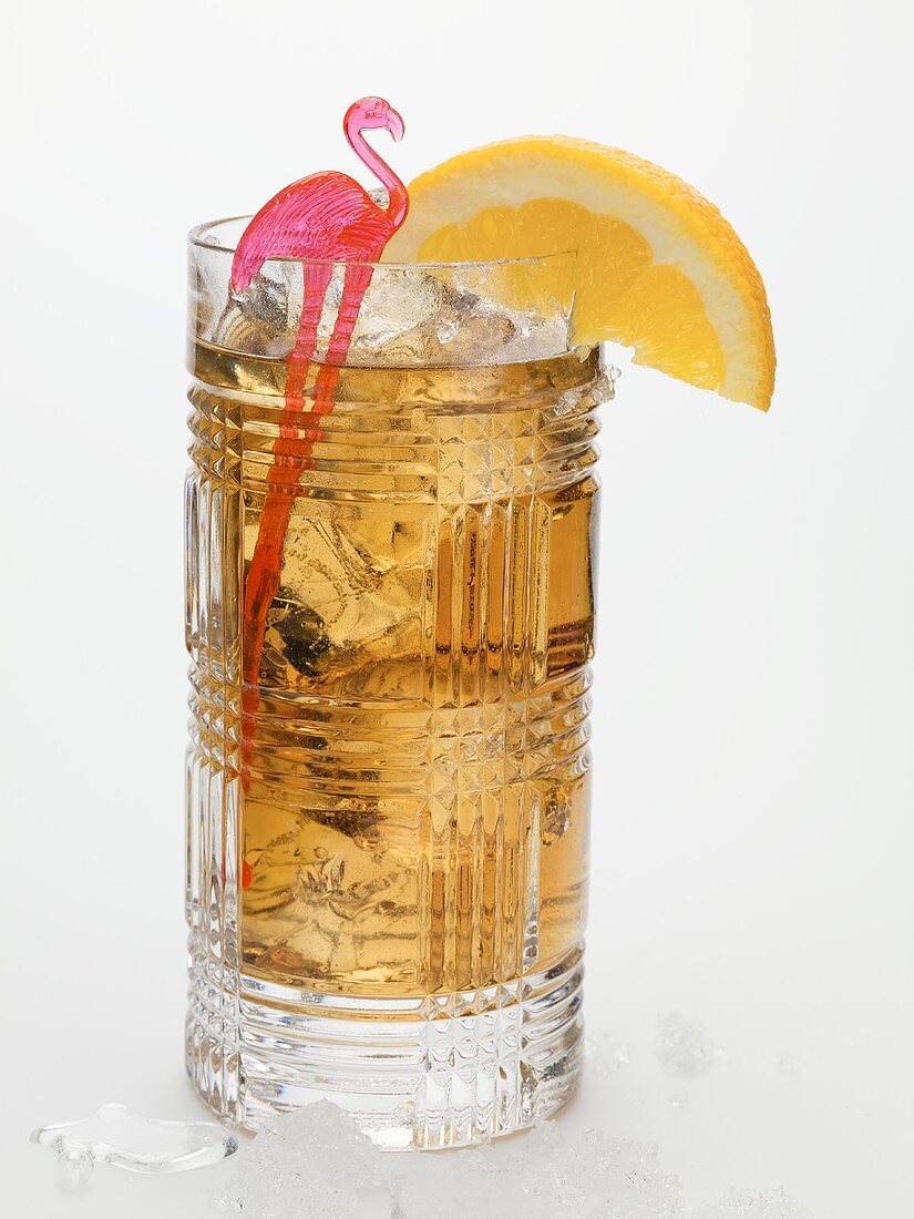 Drink mit Rum, Eiswürfeln und Orangenschnitz