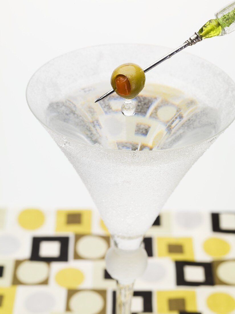 Martini mit Olive auf Spiesschen