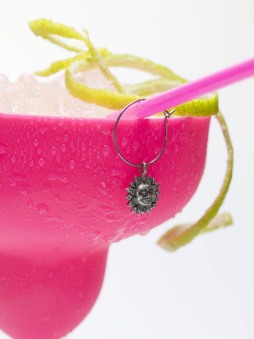 Frozen Margarita mit Limettenzesten im pinkfarbenen Glas