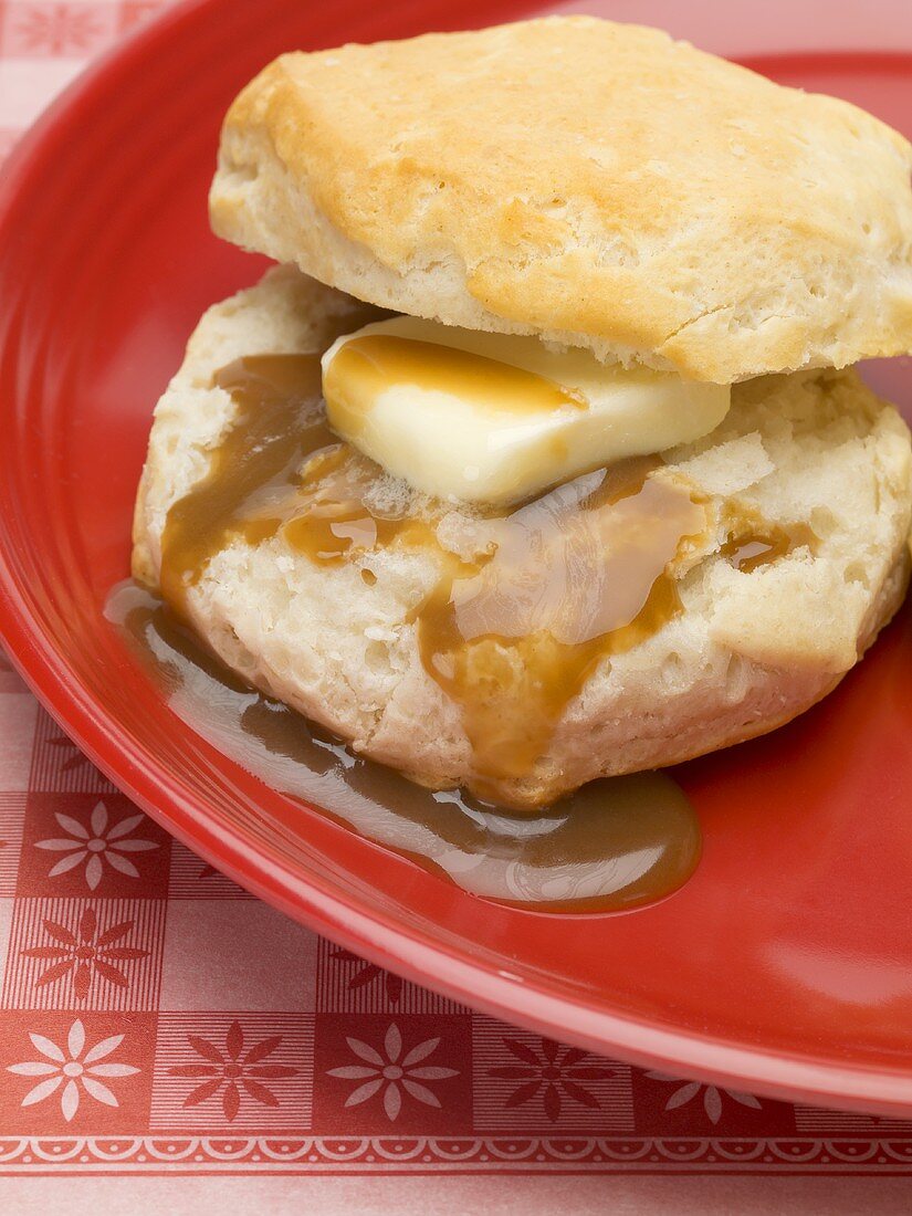 Scone with butter and gravy (US biscuit)