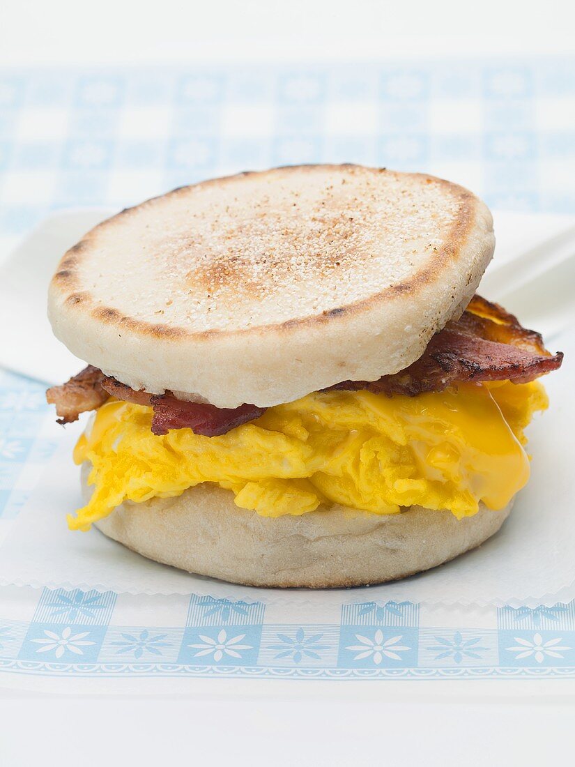 English Muffin mit Bacon, Rührei und Käse