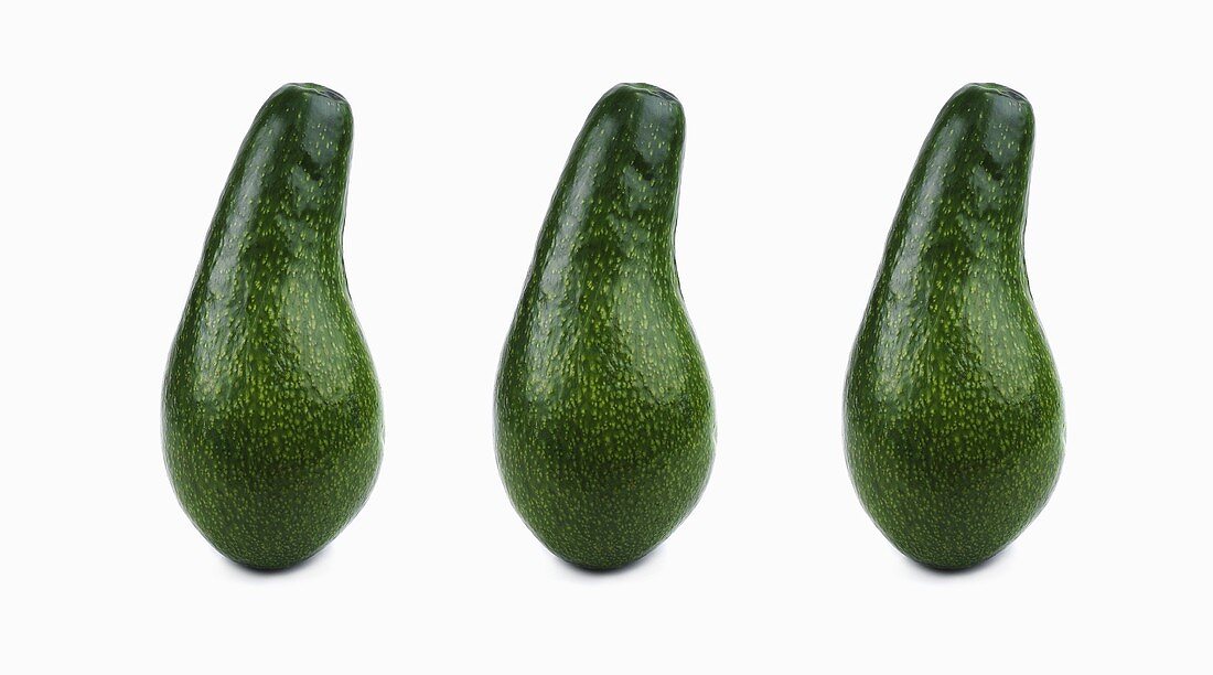 Drei birnenförmige Avocados