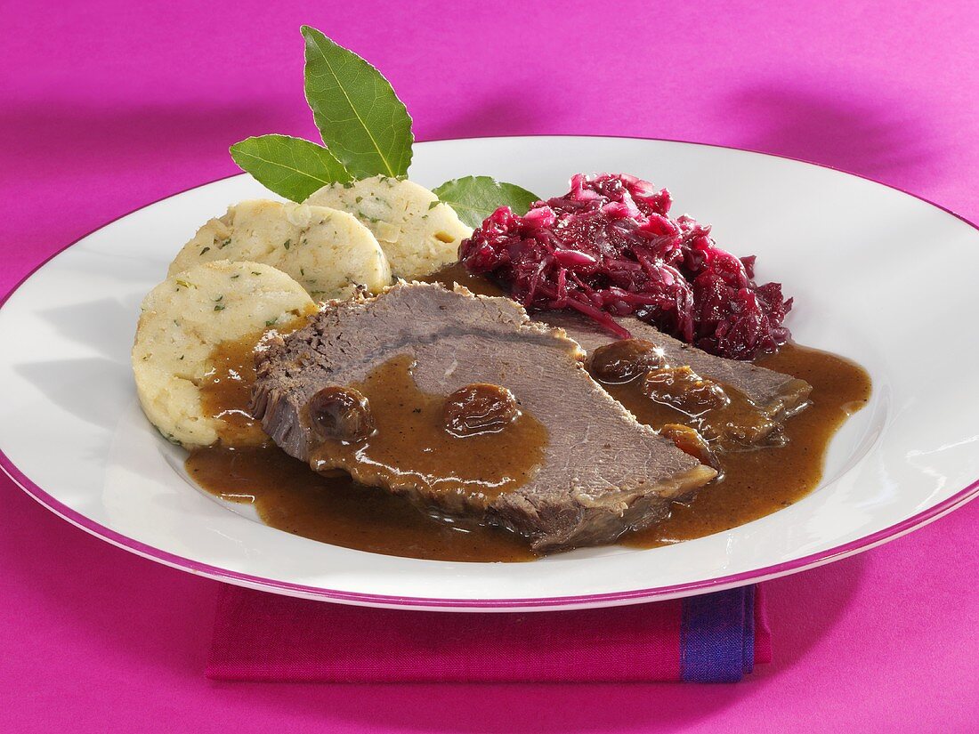 Sauerbraten mit Rotkohl und Serviettenknödel