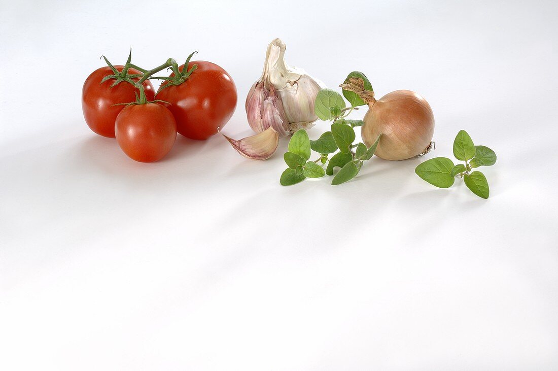 Tomaten, Knoblauch, Zwiebel und Majoran