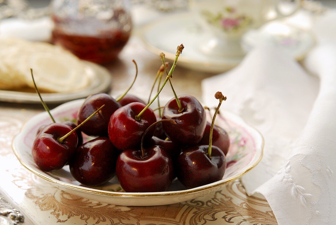 A dish of fresh cherries