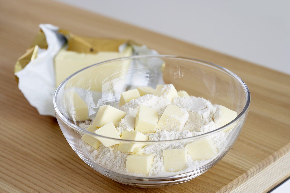 Butterwürfel und Mehl in einer Glasschüssel