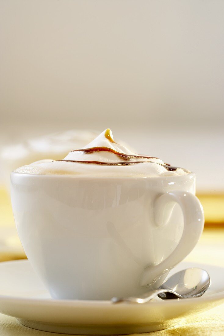 Eine Tasse Cappuccino mit Karamell