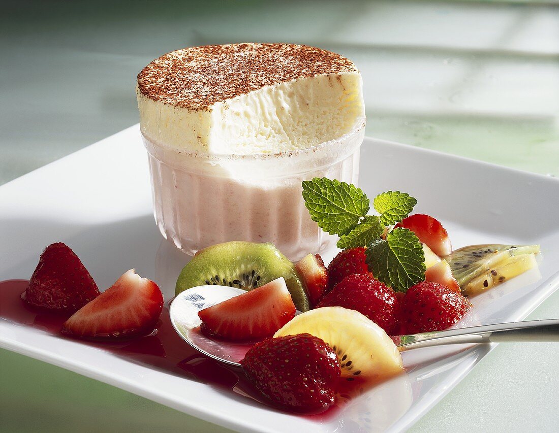 Eissouffle mit Erdbeer-Kiwi-Salat