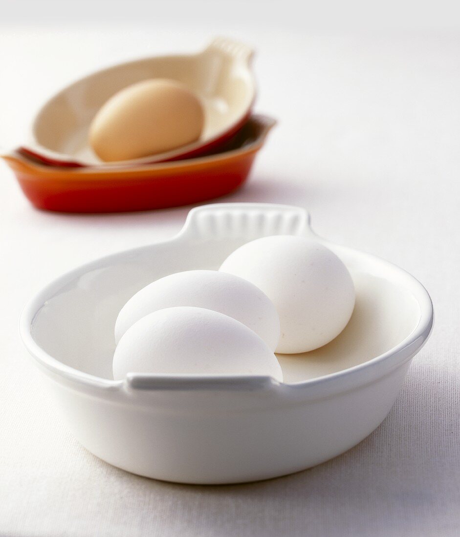 weiße und braune Eier in Auflaufformen