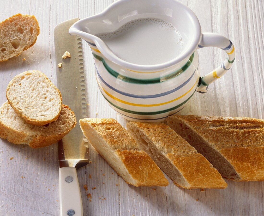 Ein Krug Milch mit Baguette