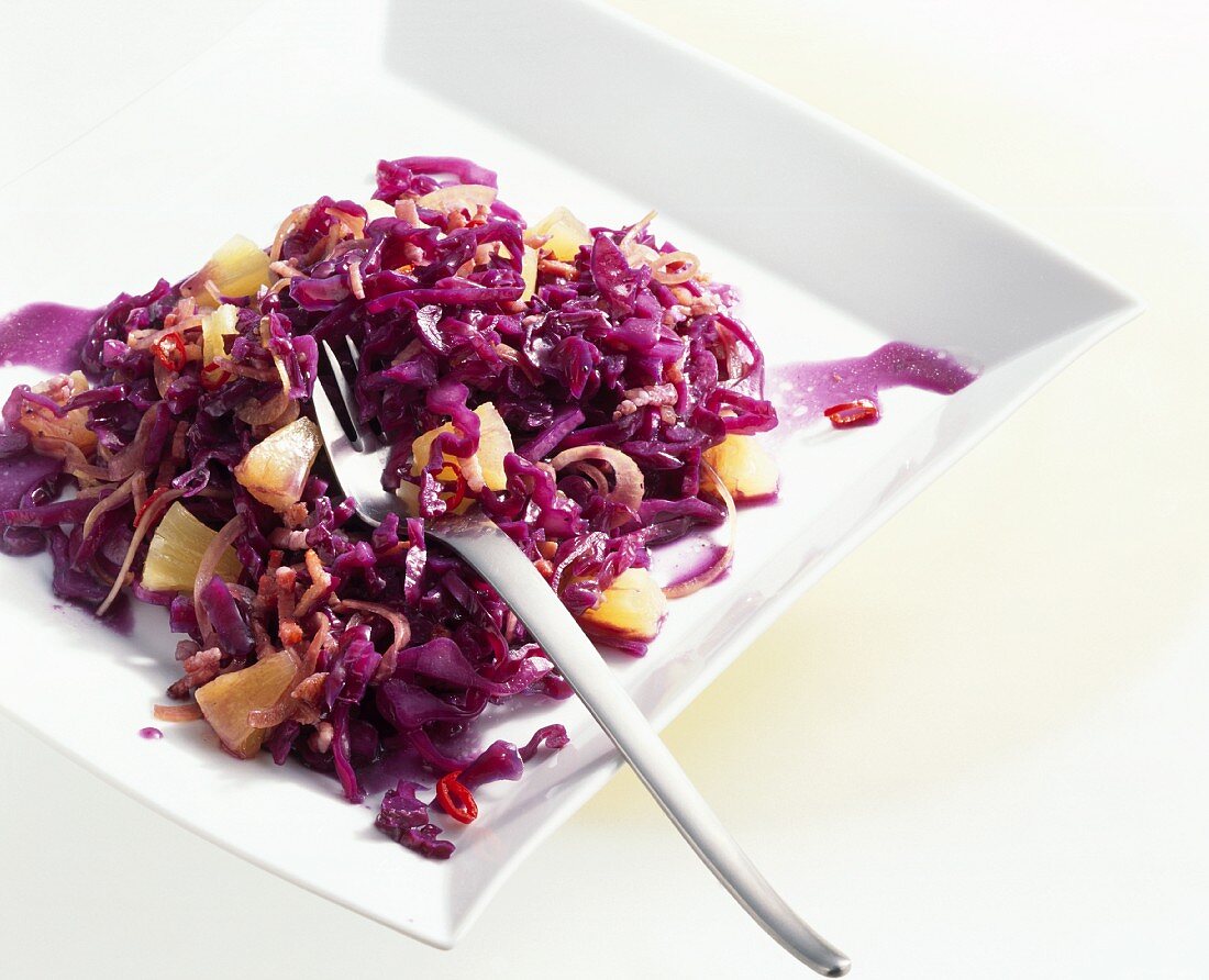 Red cabbage salad with pineapple