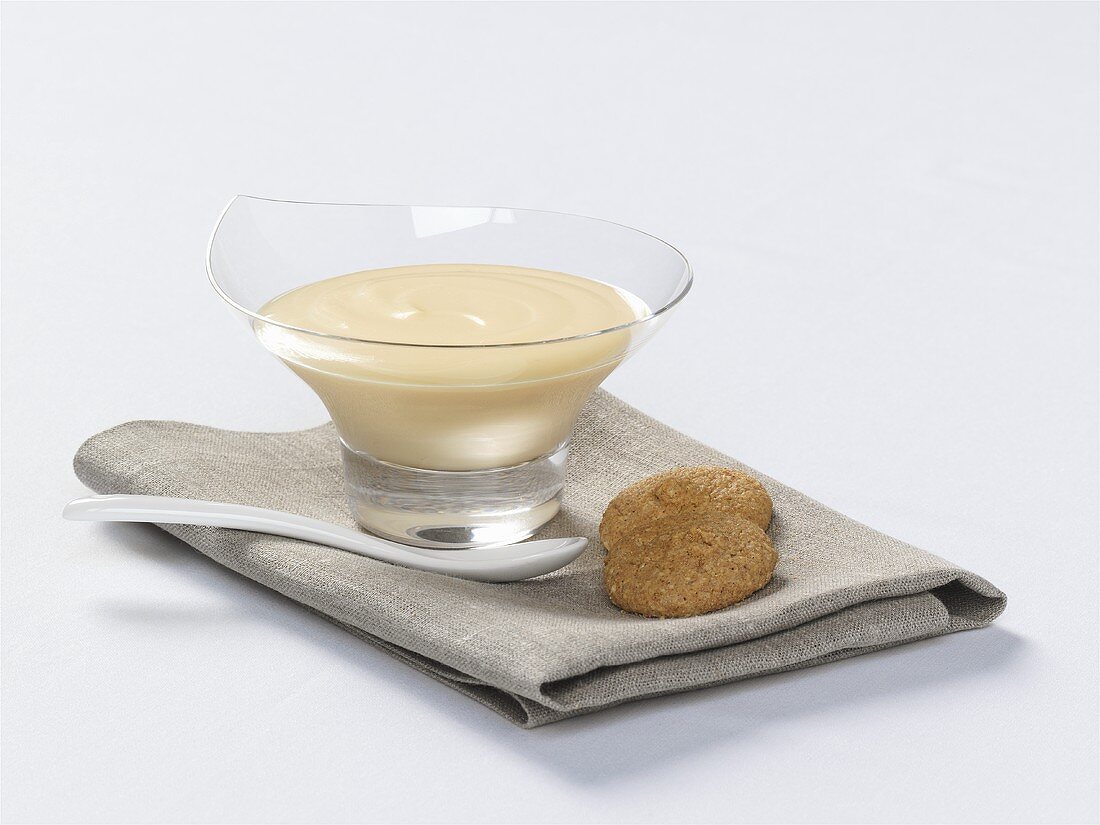 Vanillecreme in Glasschale und zwei Cookies