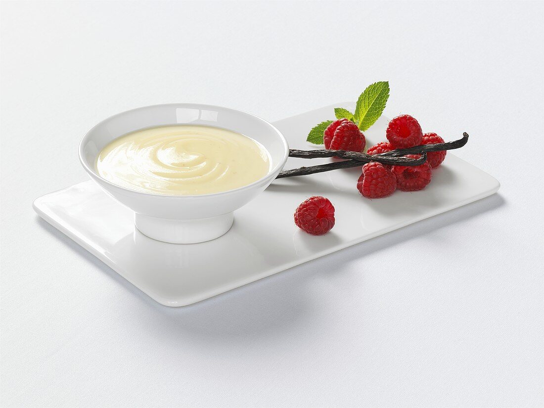 Vanillecreme mit Himbeeren