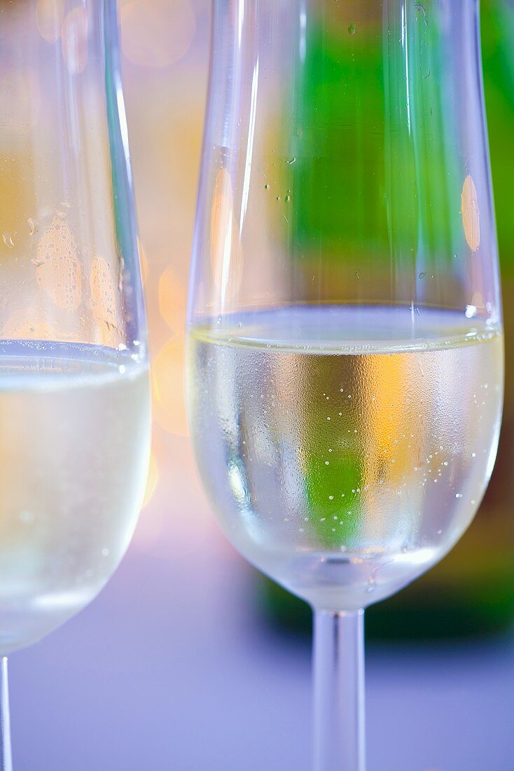 Zwei Gläser Champagner (Ausschnitt)