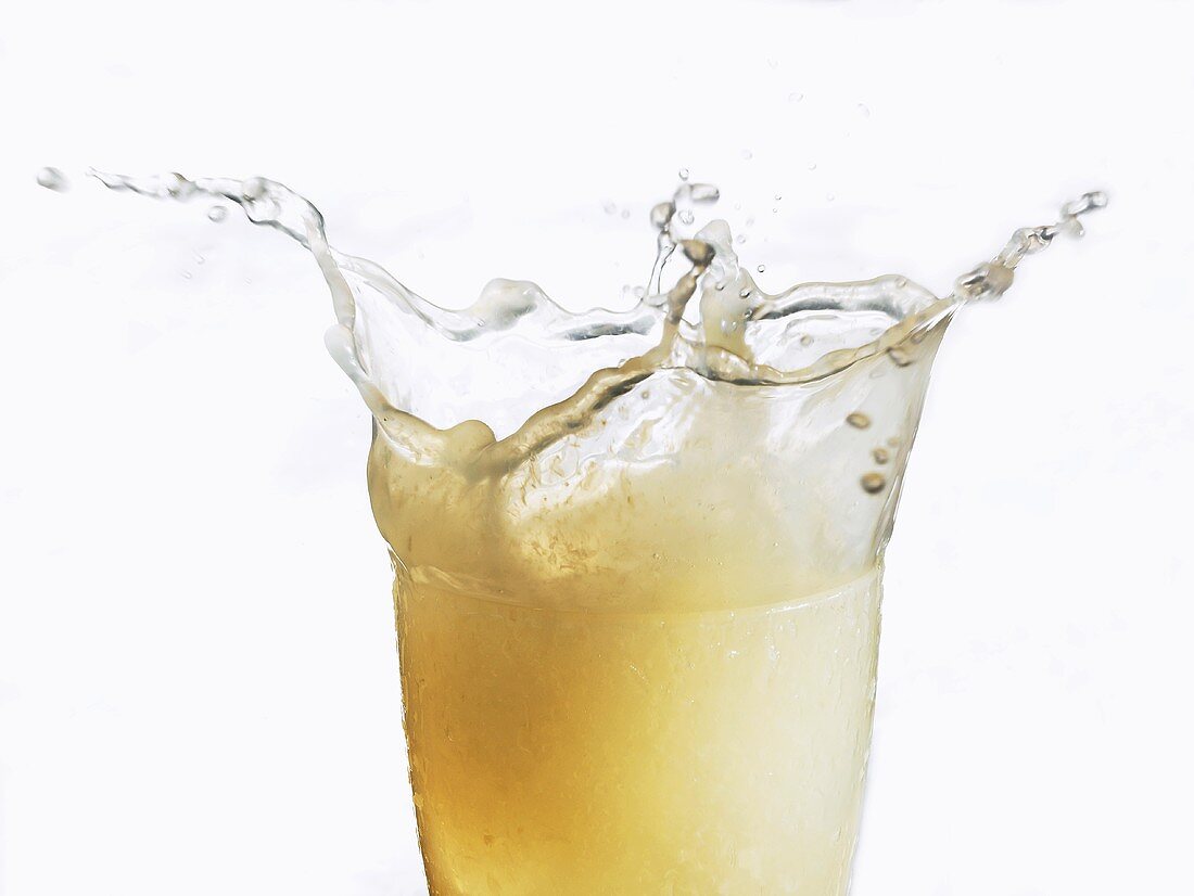Limonade spritzt aus dem Glas