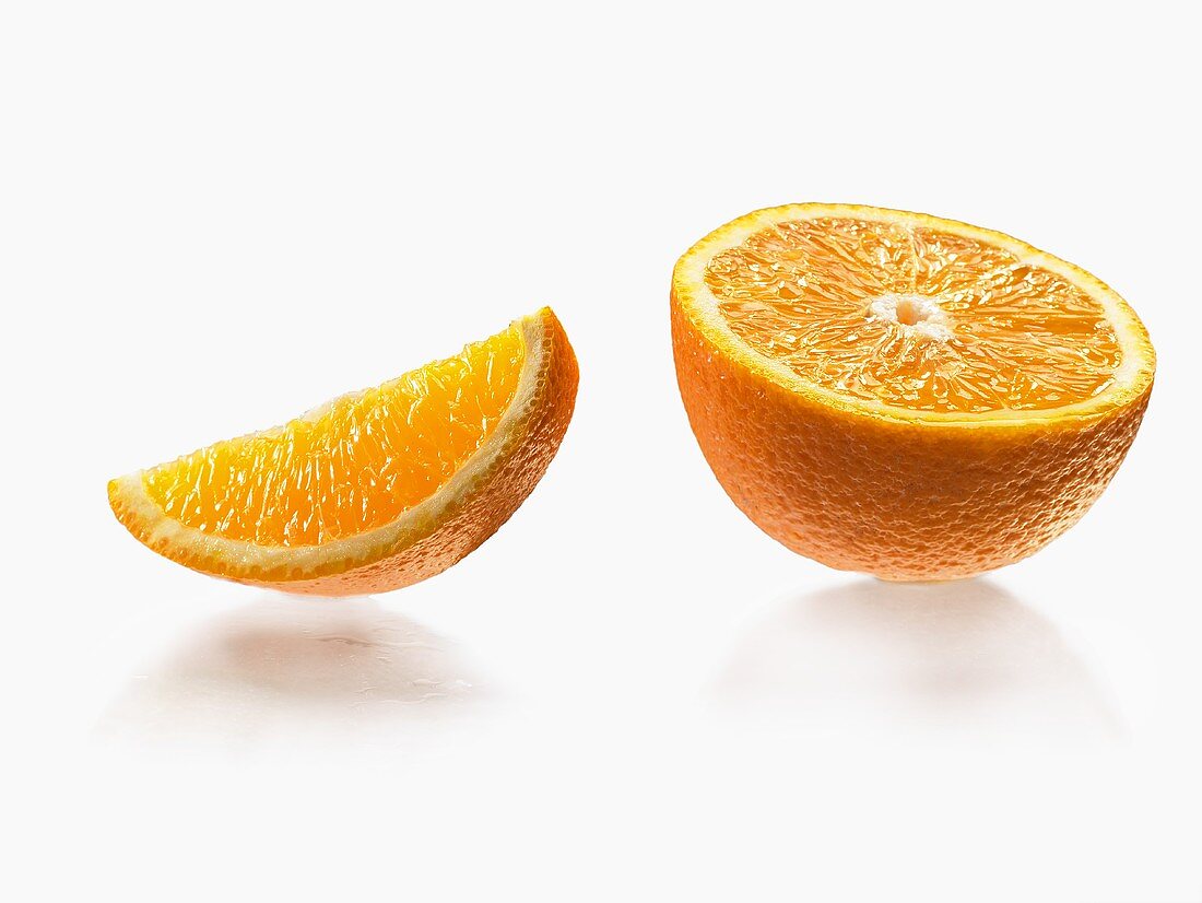 Halbe Orange und Orangenschnitz