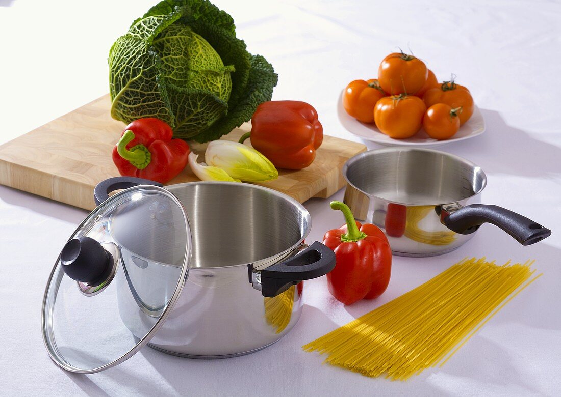 Stillleben mit Kochtöpfen, Spaghetti und Gemüse