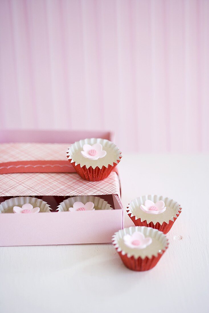 Konfekt mit Zuckerblüten zum Verschenken