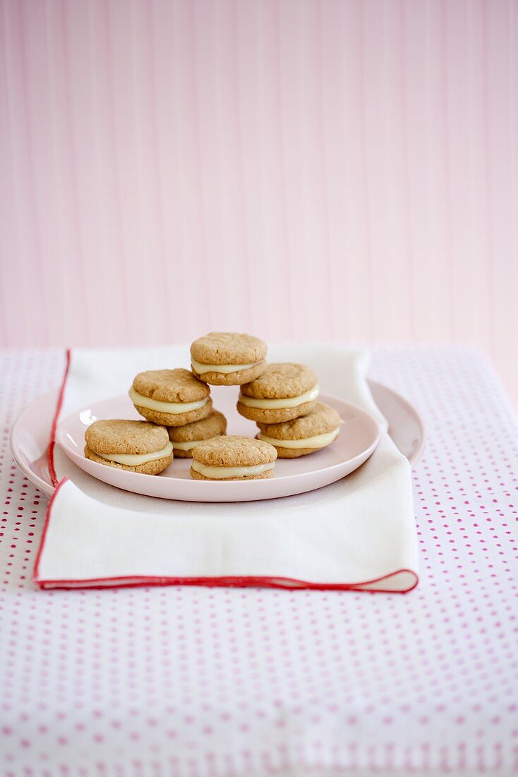 Cookies, gefüllt mit Zitronencreme, auf Teller