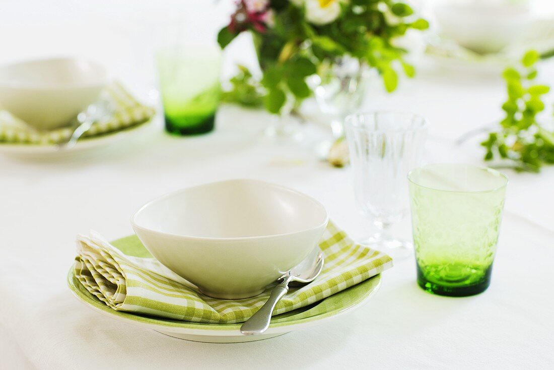 Place-settings with soup plates, floral decoration