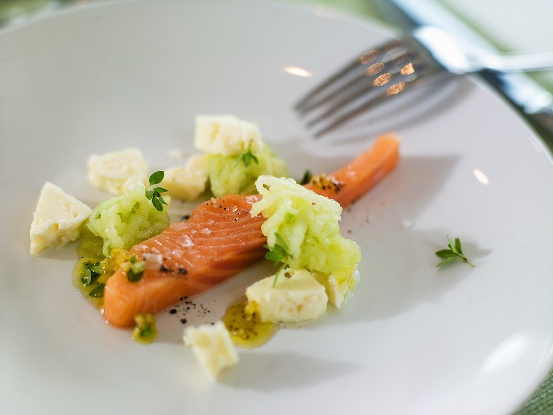 Lachs mit Feta, Apfel und Honig-Dressing