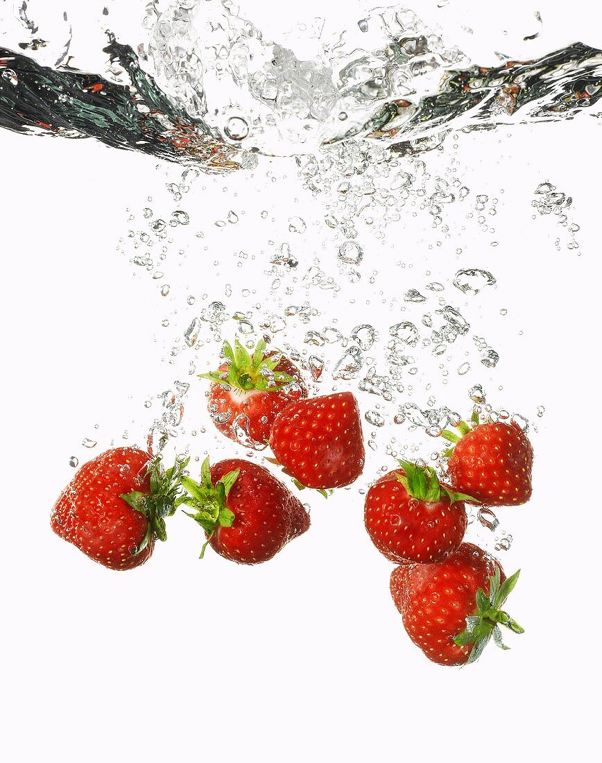 Erdbeeren fallen ins Wasser