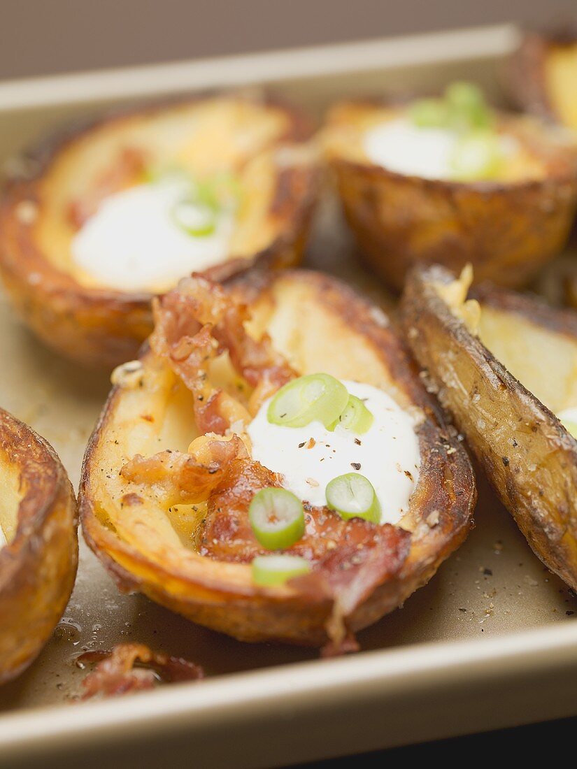 Ofenkartoffeln mit Bacon, saurer Sahne und Chiliringen