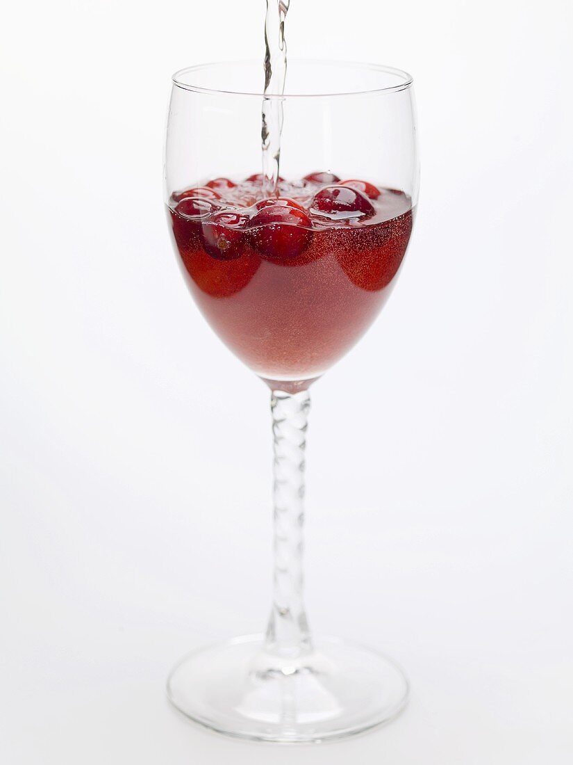Cranberrydrink mit Wasser aufgiessen