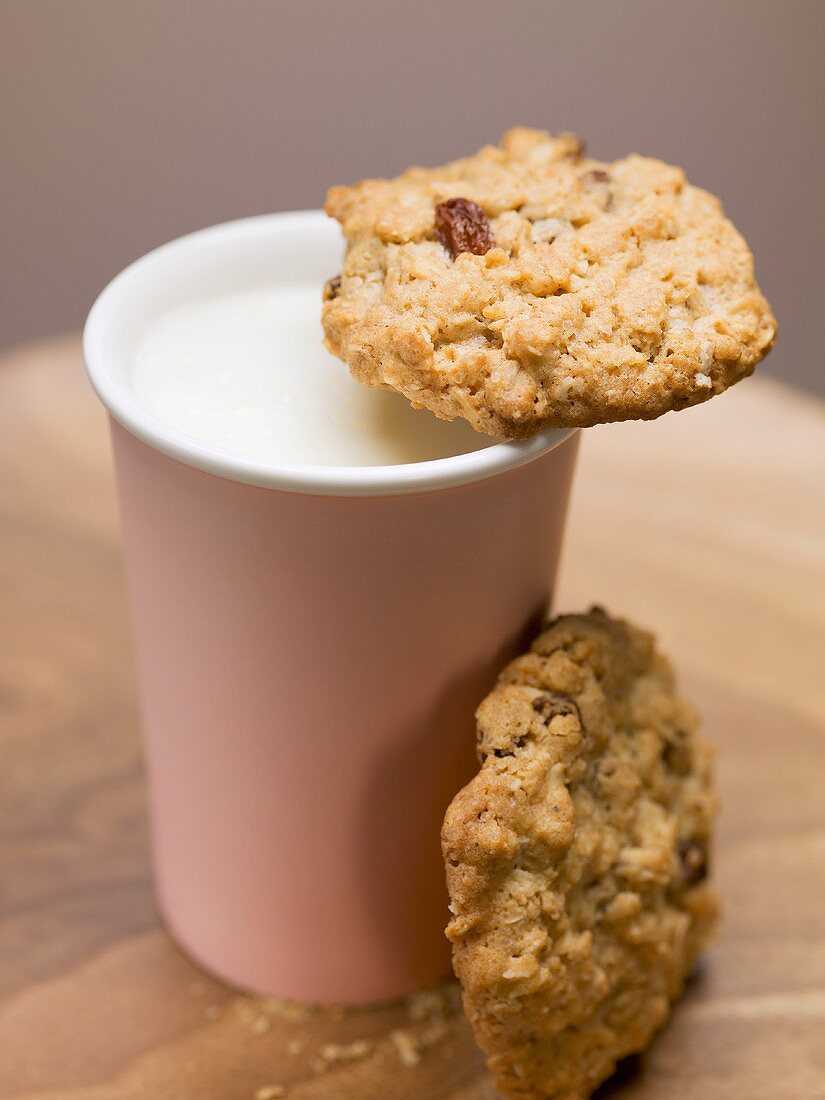 Zwei Cookies und Becher Milch