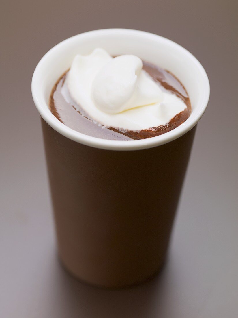 Heiße Schokolade mit Sahne im Becher