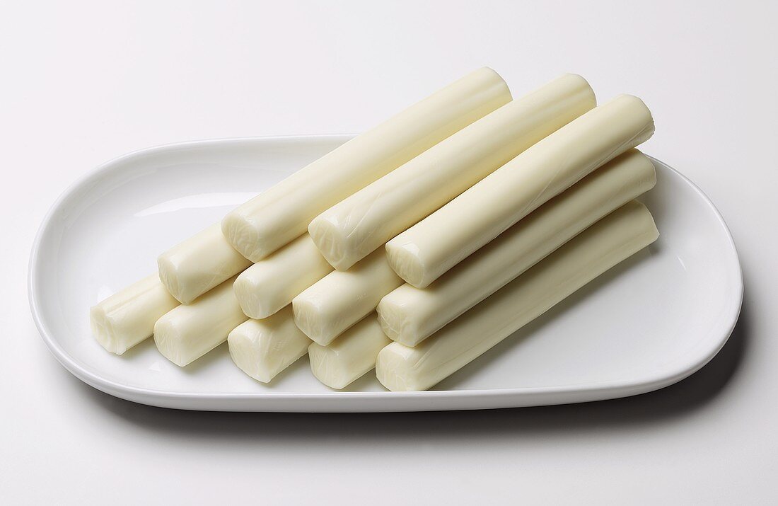 Mozzarellasticks, gestapelt, auf weißem Teller