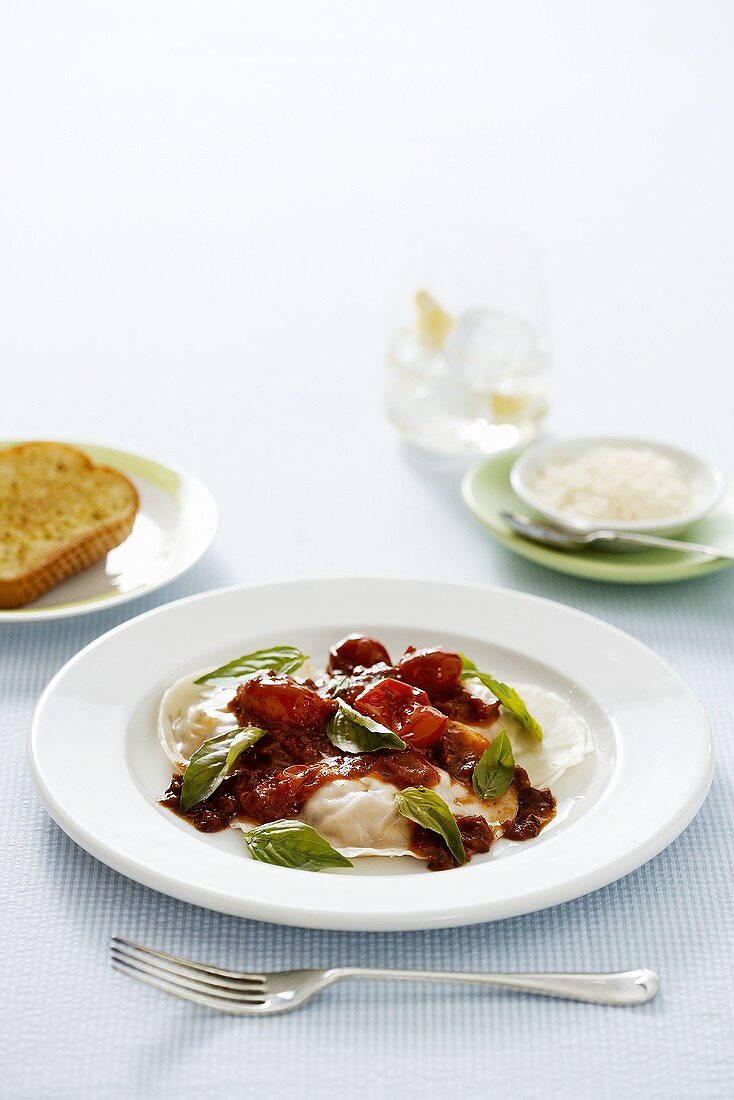 Ravioli mit getrockneten Tomaten und Basilikum