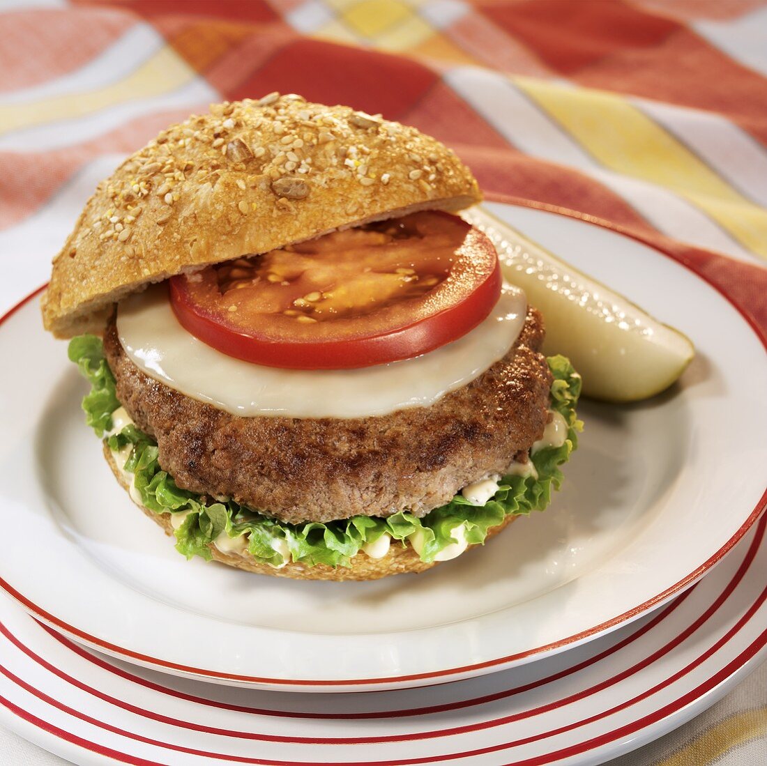 Cheeseburger mit Tomate