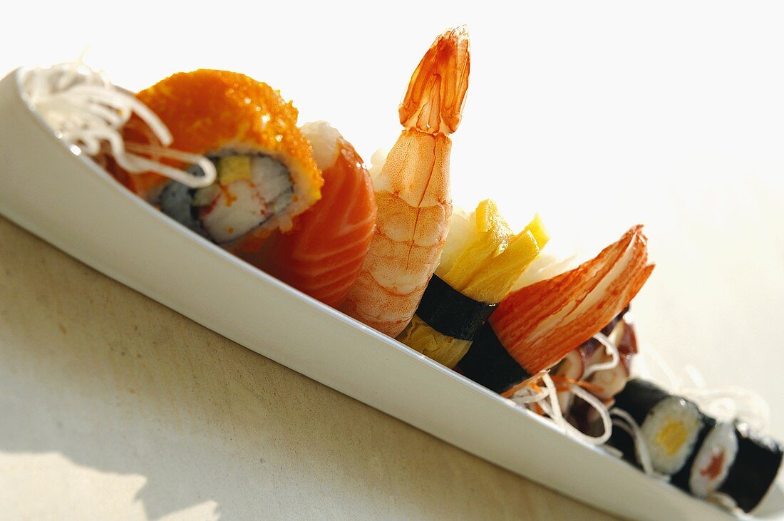 Verschiedene Sushi in einem langen Schälchen