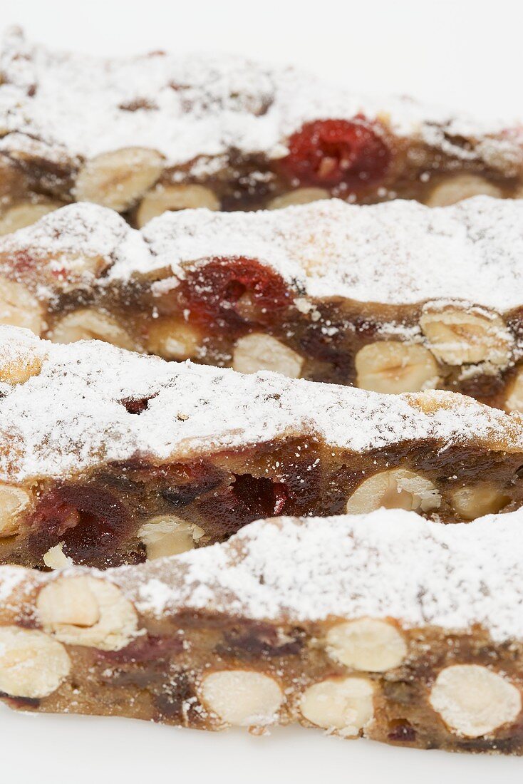 Panforte (Früchtebrot, Italien) mit Puderzucker