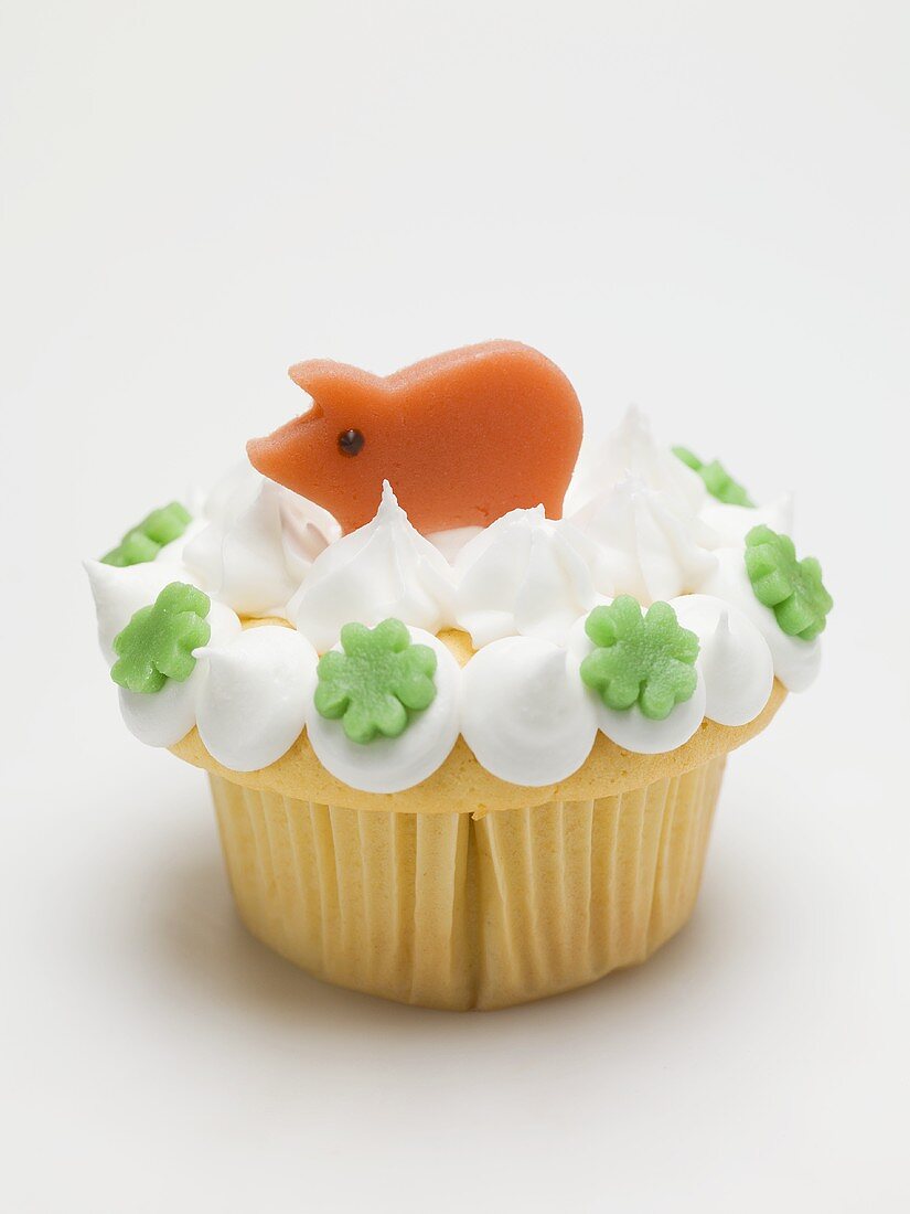 Cupcake mit Glücksschwein und Kleeblättern