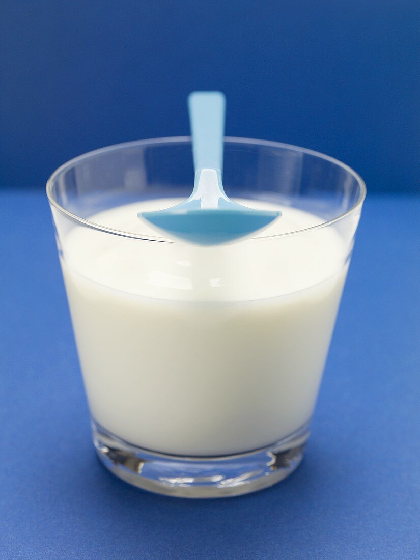 Joghurt im Glas mit Plastiklöffel