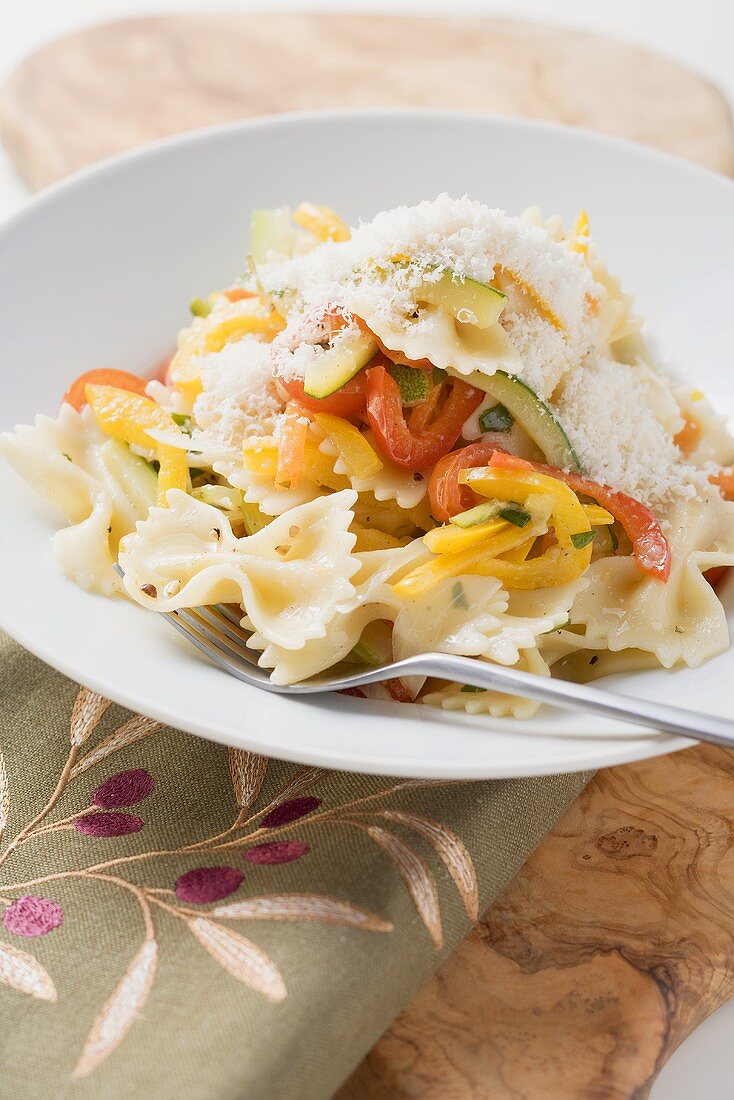 Farfalle Primavera mit Gemüse und geriebenem Käse