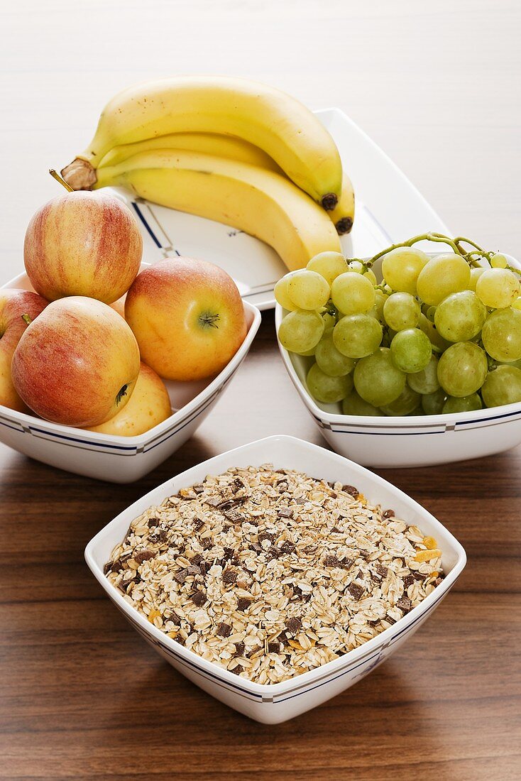 Müsli und frisches Obst