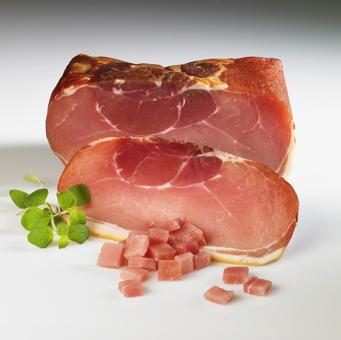 Schinkenspeck und frischer Oregano