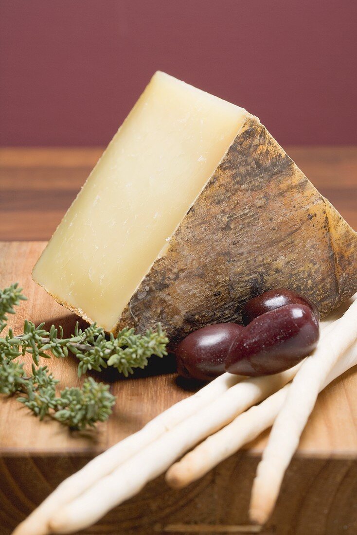 Pecorino mit Oliven, Thymian und Grissini