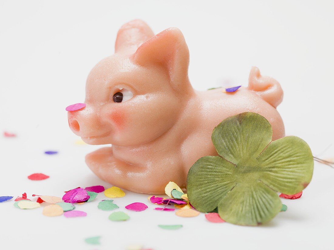 Marzipan pig, four-leaf clover and confetti