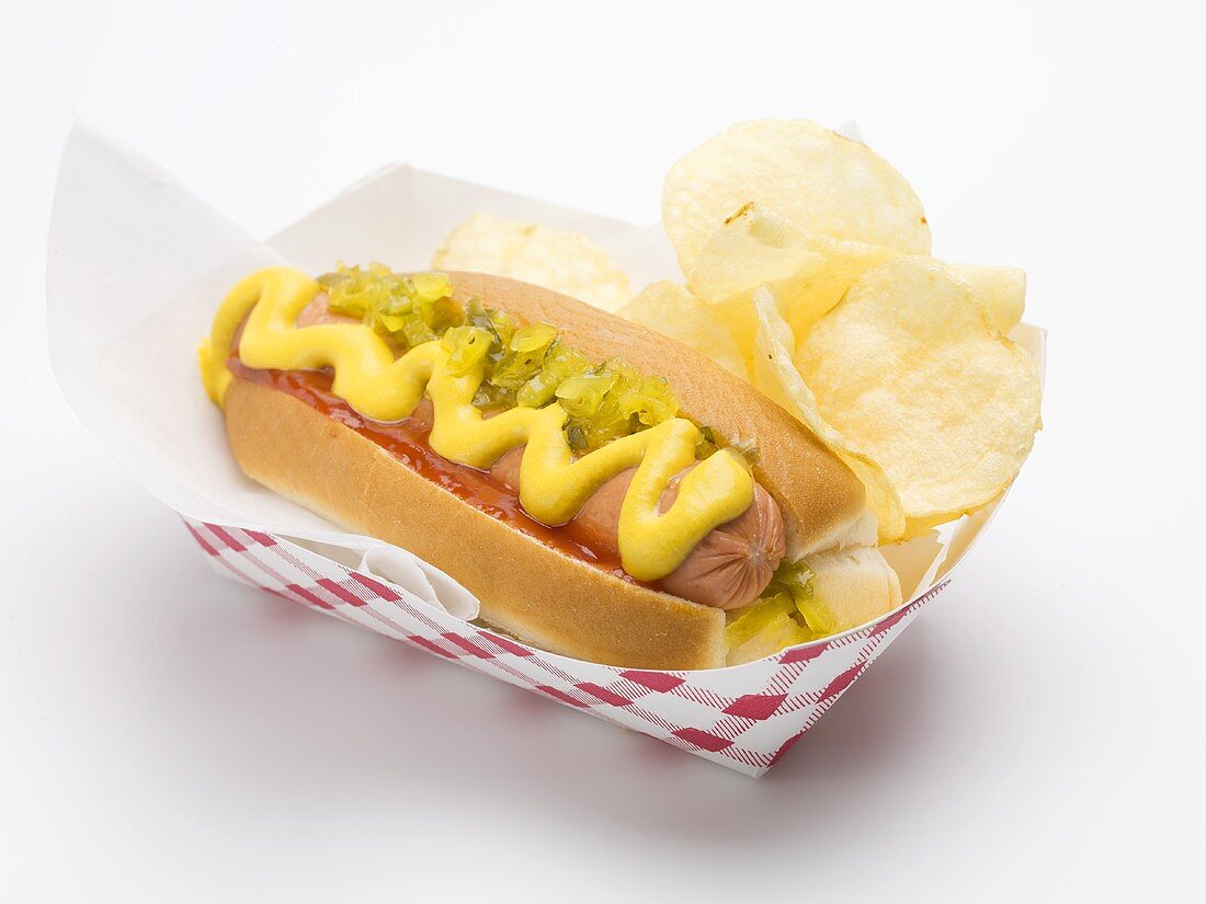 Ein Hot dog mit Kartoffelchips