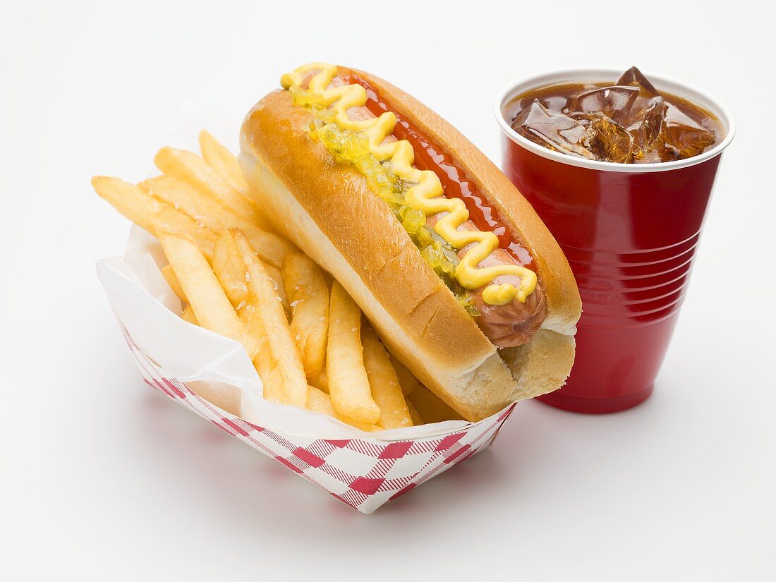 Hot dog mit Pommes und Cola