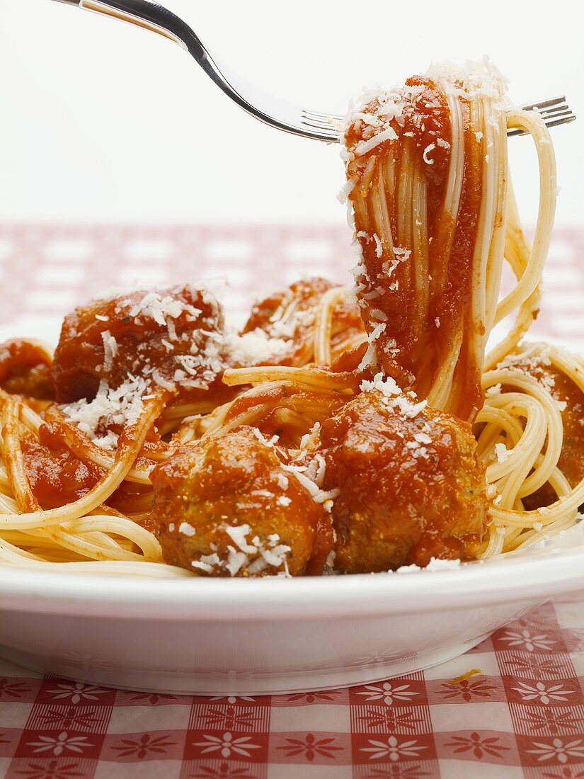 Spaghetti mit Tomatensauce und Käse auf einer Gabel
