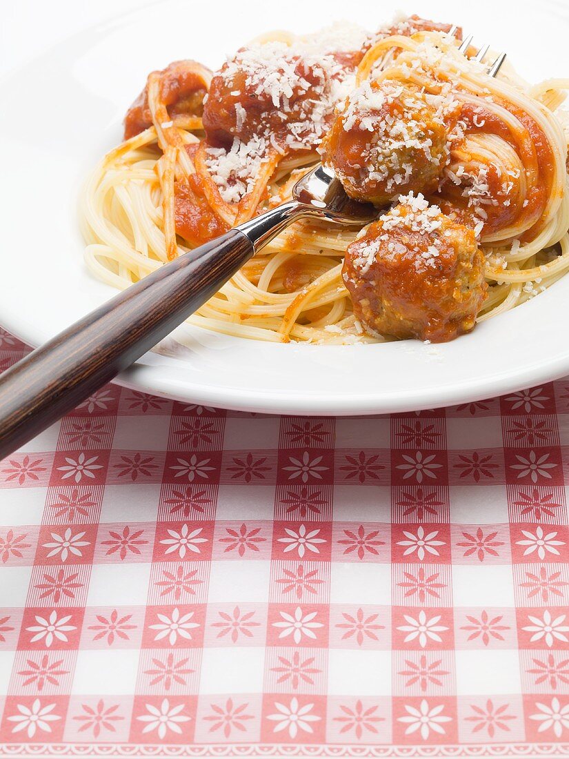 Spaghetti mit Tomatensauce, Fleischbällchen und einer Gabel