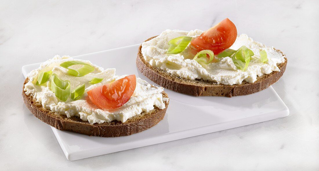 Cream cheese, spring onions & tomato on two slices of bread