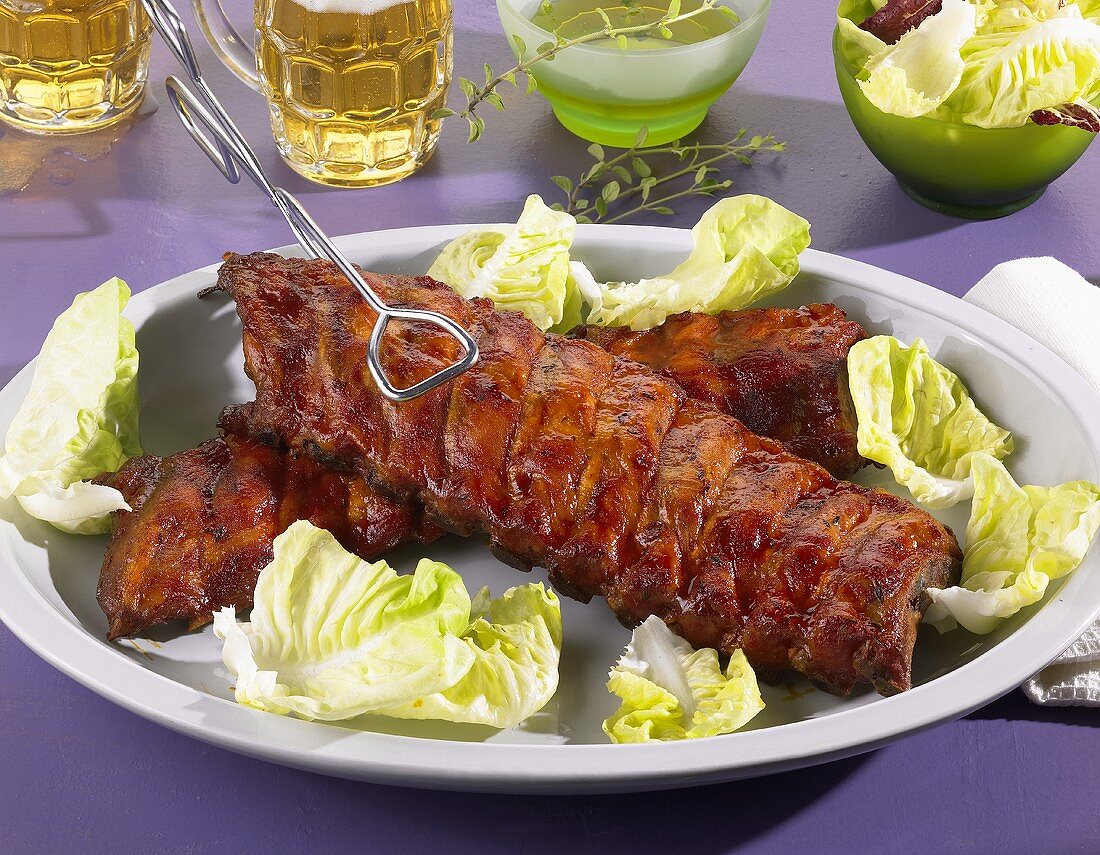 Spareribs, garniert mit Salatblättern